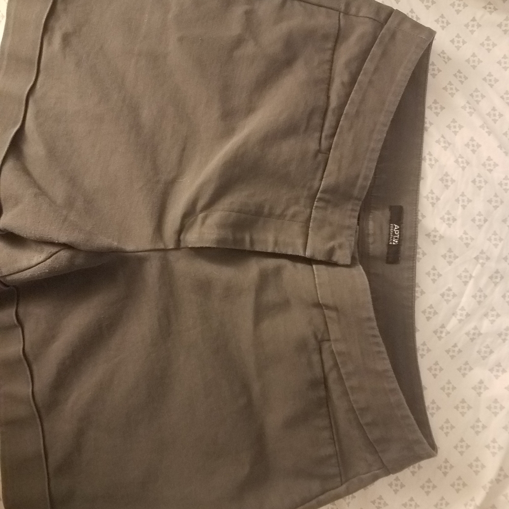 APT 9, size 14 gray shorts